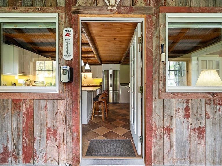 2088 Town Line Road photo 4