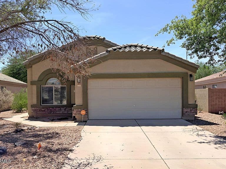 2071 N PINE Place photo 1