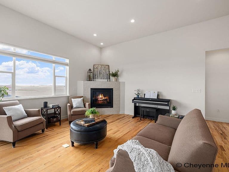 2052 Zelma Dr photo 5