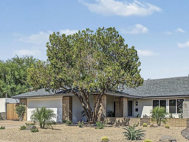 2610 E SYLVIA Street photo 2
