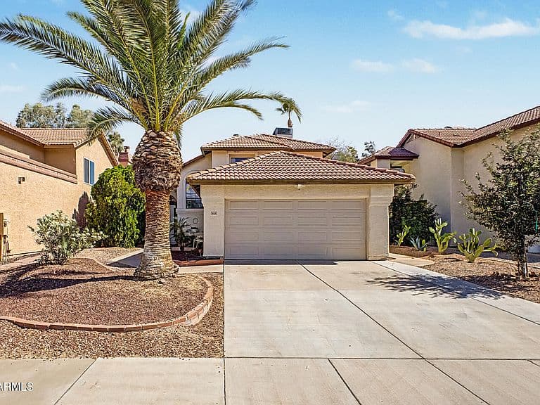 929 E MANOR Drive photo 2
