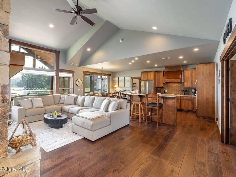 179 Waterfront Dr photo 3