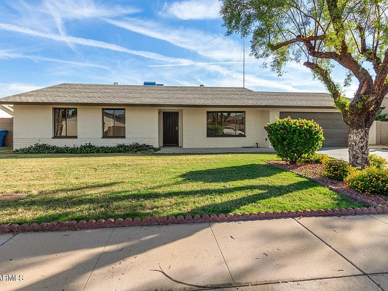 4717 E WILLOW Avenue photo 2