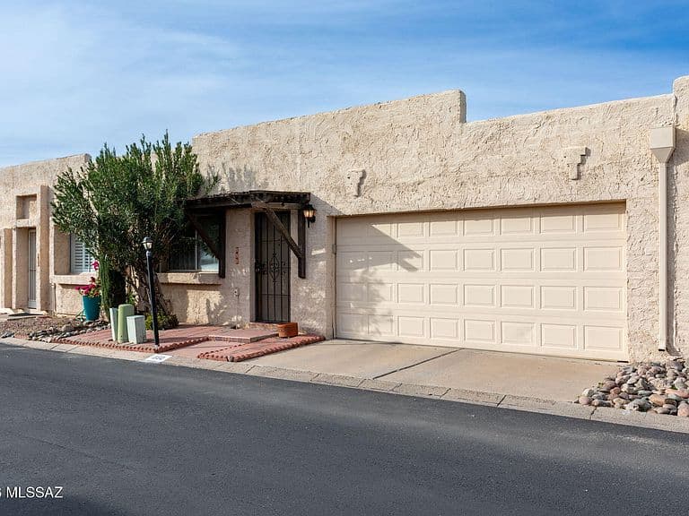 990 W Paria Ln photo 4