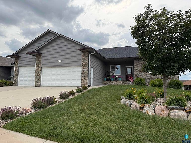 1013 N Danielle Dr photo 1
