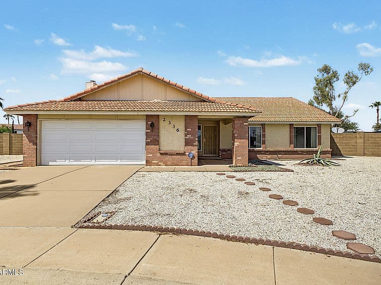 2336 W HIGHLAND Court photo 2