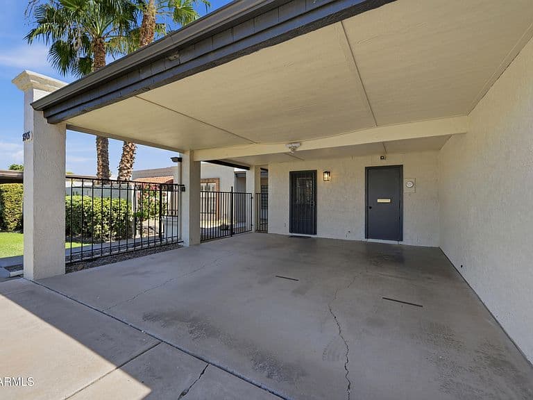 2905 W GLENDALE Avenue photo 4