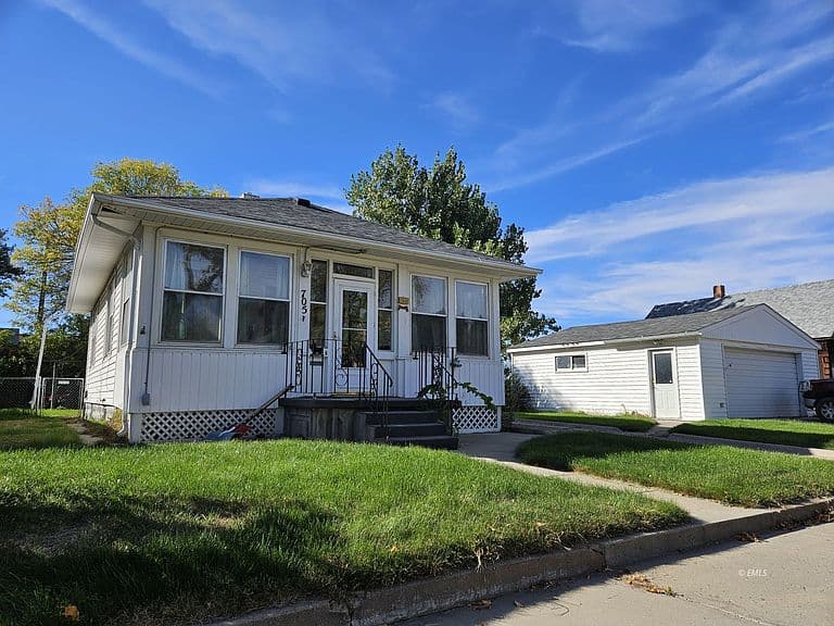 705 N Prairie Ave photo 1