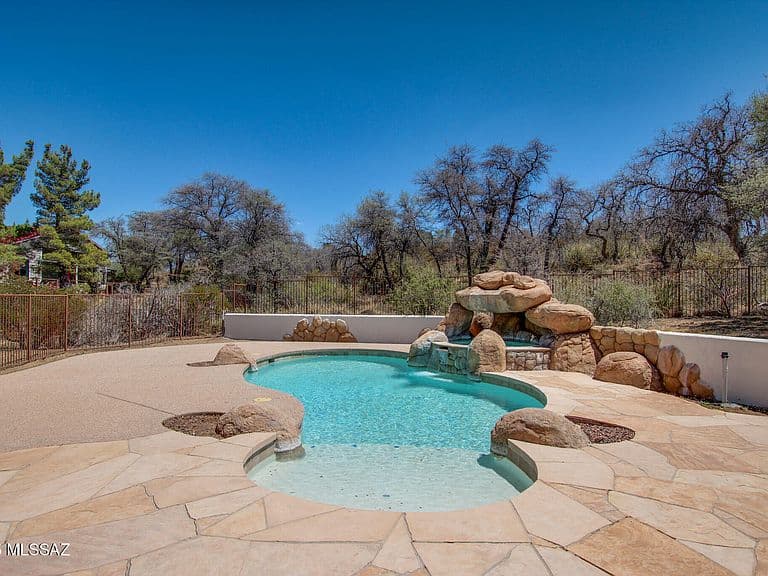 320 N Estill Dr photo 1