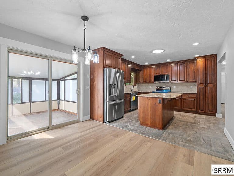 776 Adell Ave photo 3