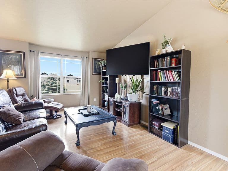 28 W Ashley Hills Dr photo 4