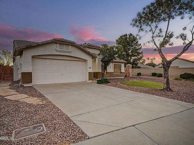 576 S MOOREA Drive photo 2