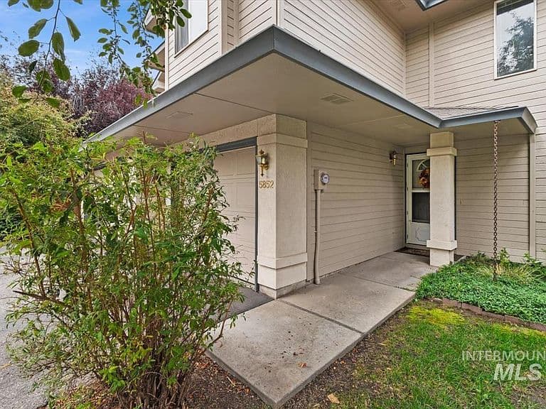 5852 N Cobbler Ln photo 4