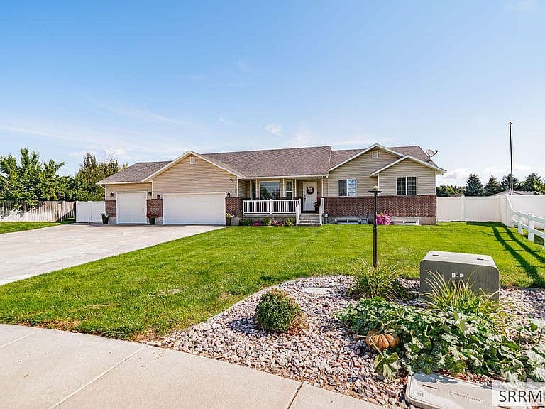 1365 Amaya Cir photo 5