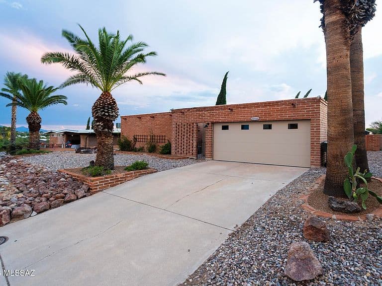 2440 S Camino Seco photo 1