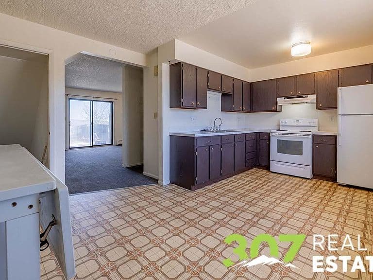 1649 N Park Dr photo 2