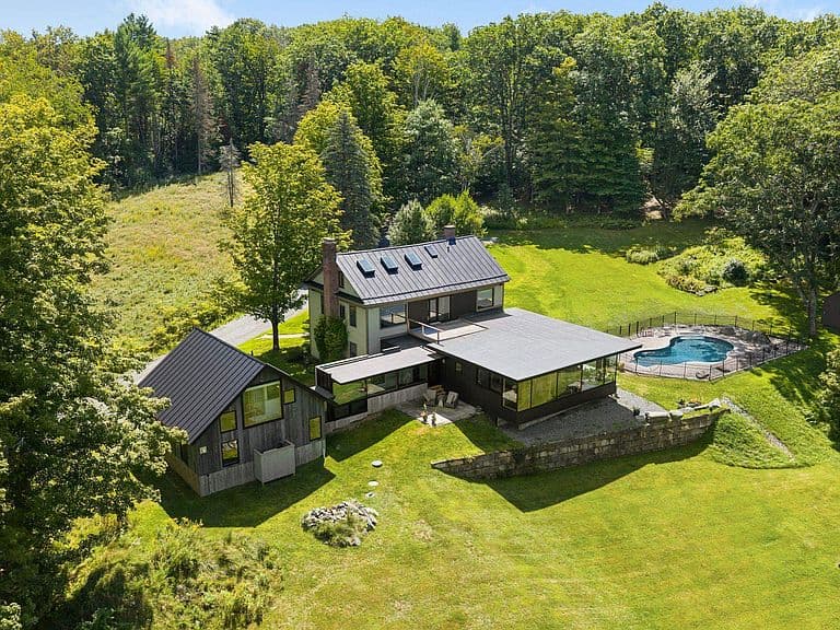 28 Loomis Road photo 2