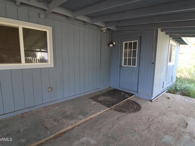 585 W BANKER Avenue photo 3