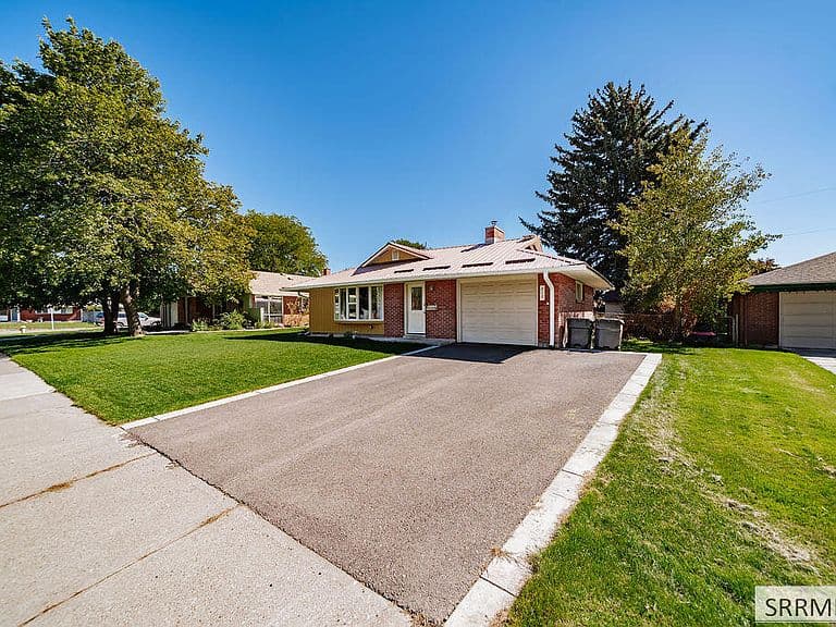 818 Maplewood Dr photo 3