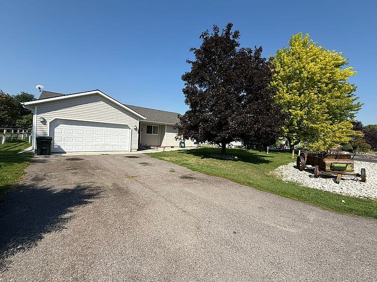 1047 Jessica Ct photo 1