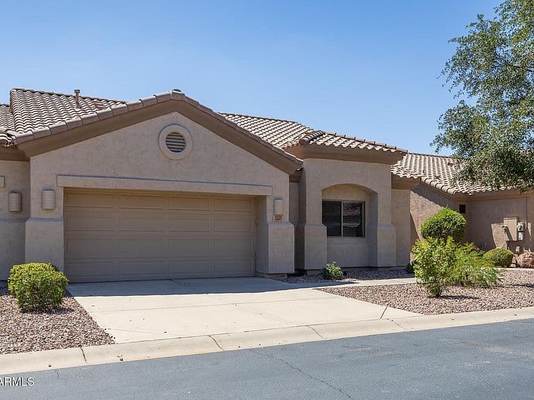 1557 E MANOR Drive photo 2