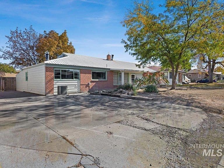 586 Fillmore St photo 3