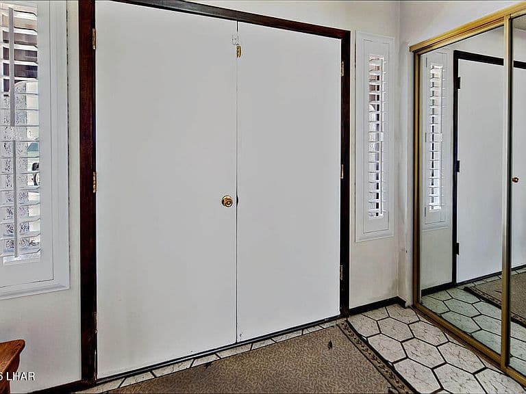 161 Acoma Blvd S photo 3