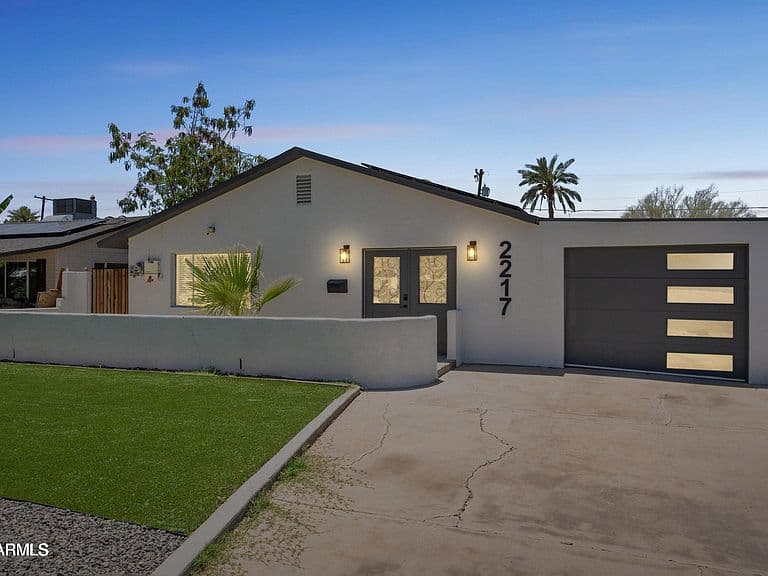 2217 E SHERIDAN Street photo 2