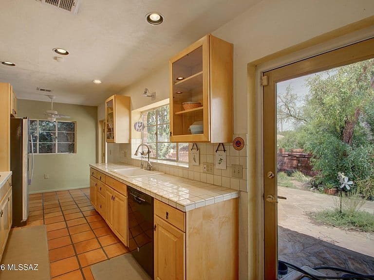 1302 N Sahuara Ave photo 4