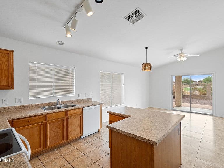 104 S 226TH Lane photo 3