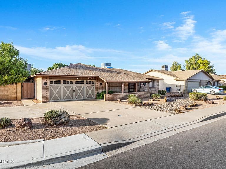 1702 E LIBRA Drive photo 2