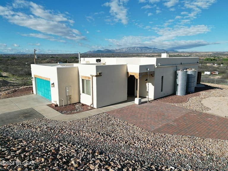 1627 E Goldenrod Ln photo 2