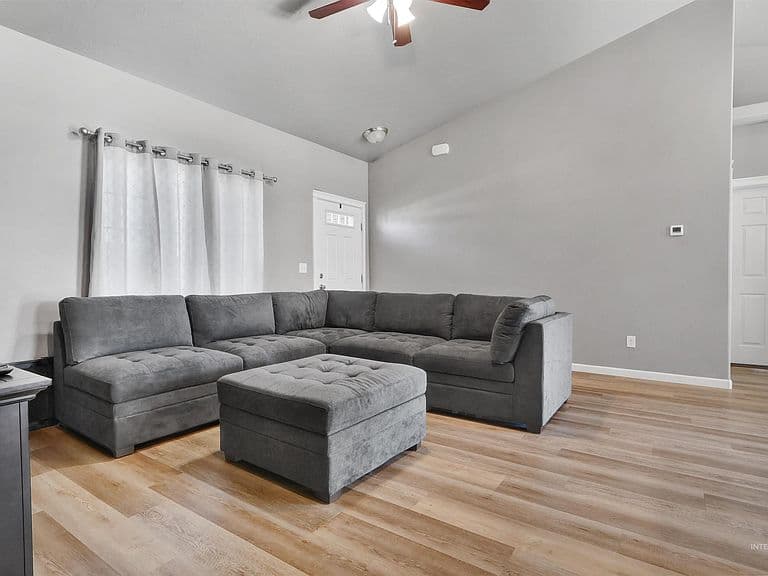 612 Heidi Ave photo 3