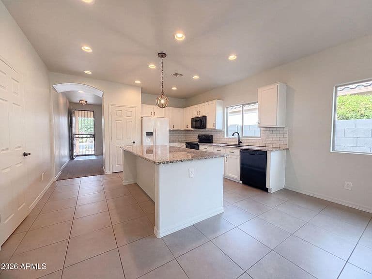 810 W WHISTLING THORN Avenue photo 2