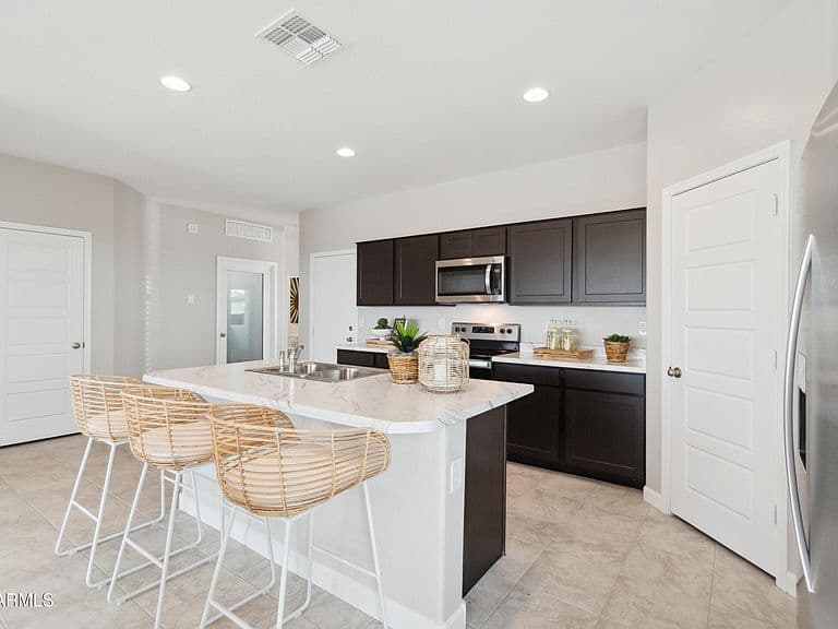 515 W BUNKER HILL Street photo 2
