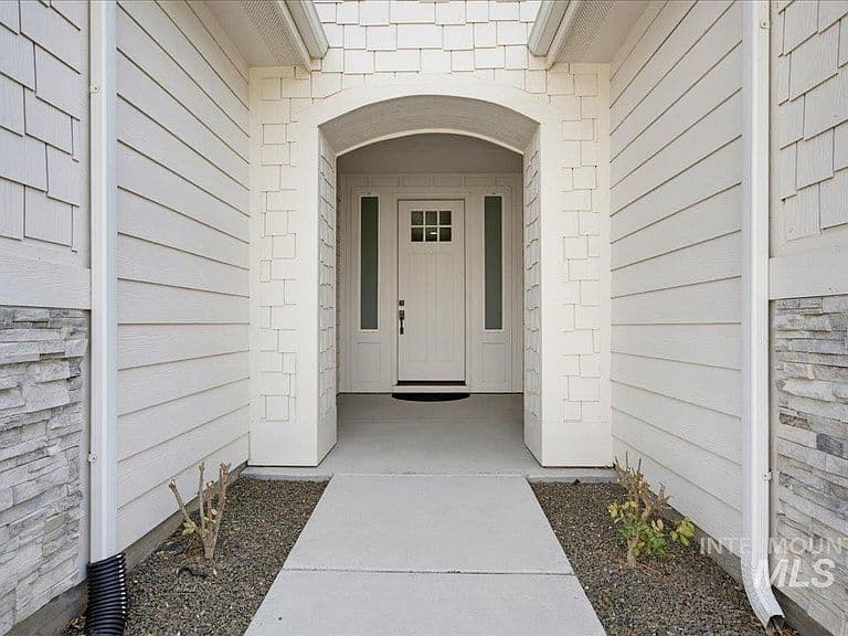 1567 Banff St photo 5