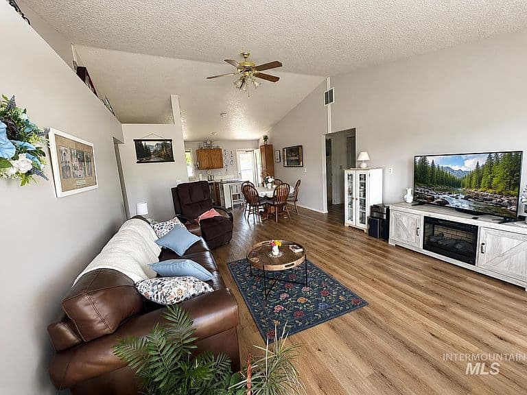 2313 Leo Dr photo 3