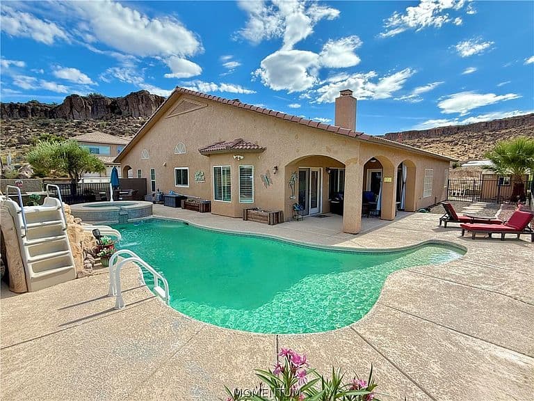 602 Country Club Drive photo 2
