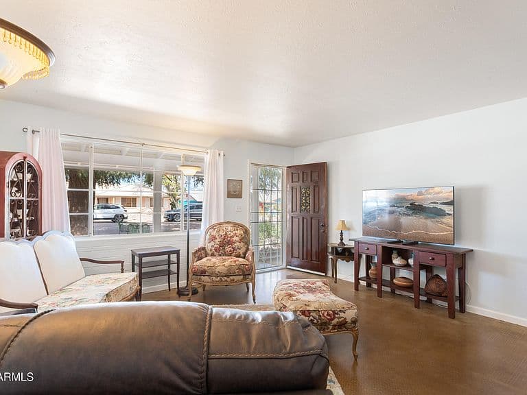 2700 E Mockingbird Drive photo 4
