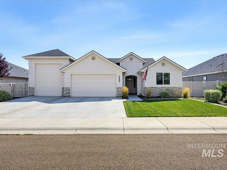1567 Banff St photo 3