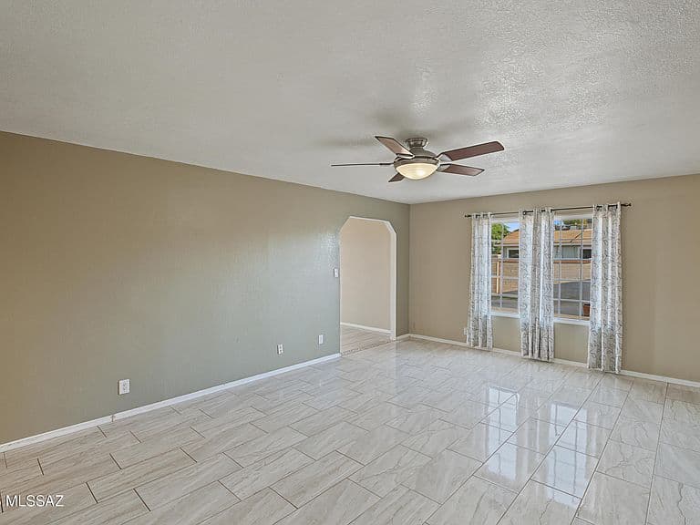 810 S Sarnoff Dr photo 2