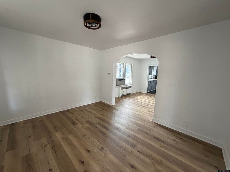 1110 W Maple St photo 3