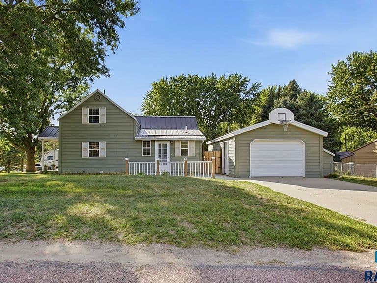 240 Oak Ave photo 1