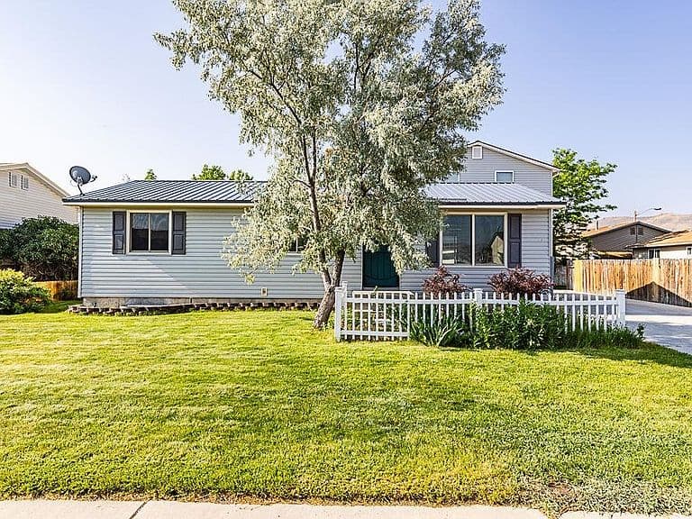 1410 N Riverbend Dr photo 2