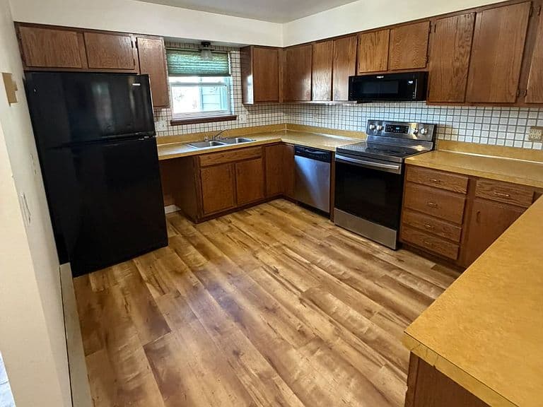 1360 Highland Ave photo 1