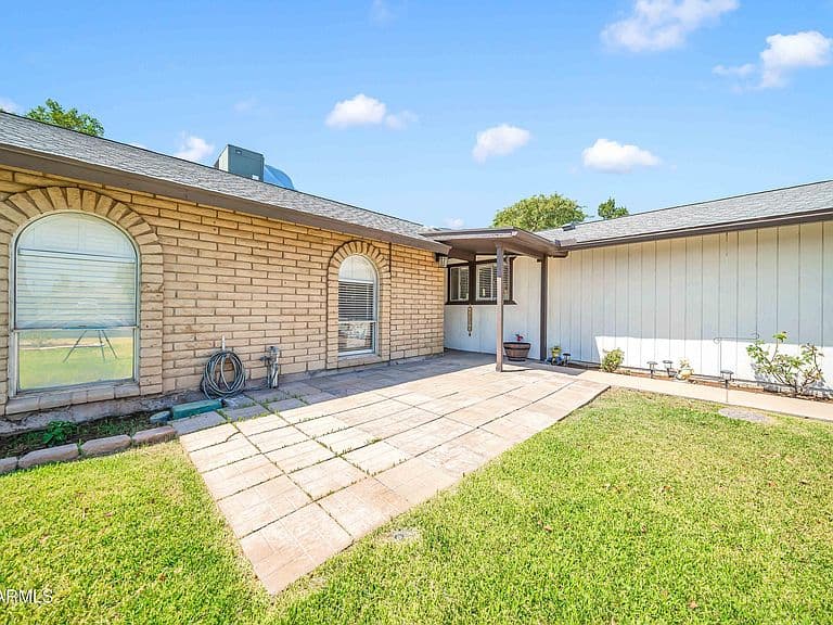 5647 W VOGEL Avenue photo 4