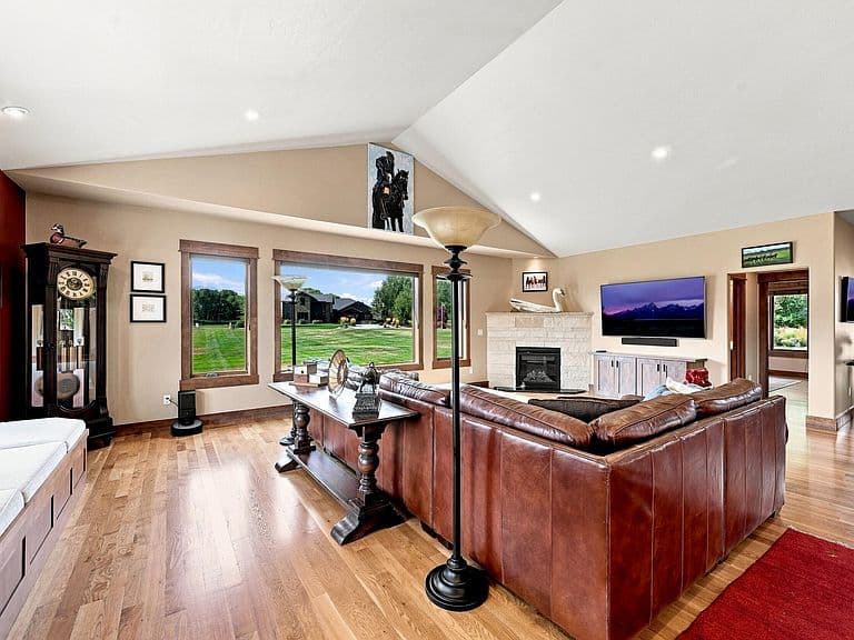 49 Club House Dr photo 5