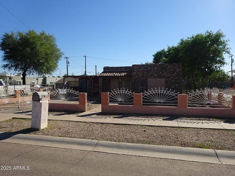2821 E ADAMS Street photo 4