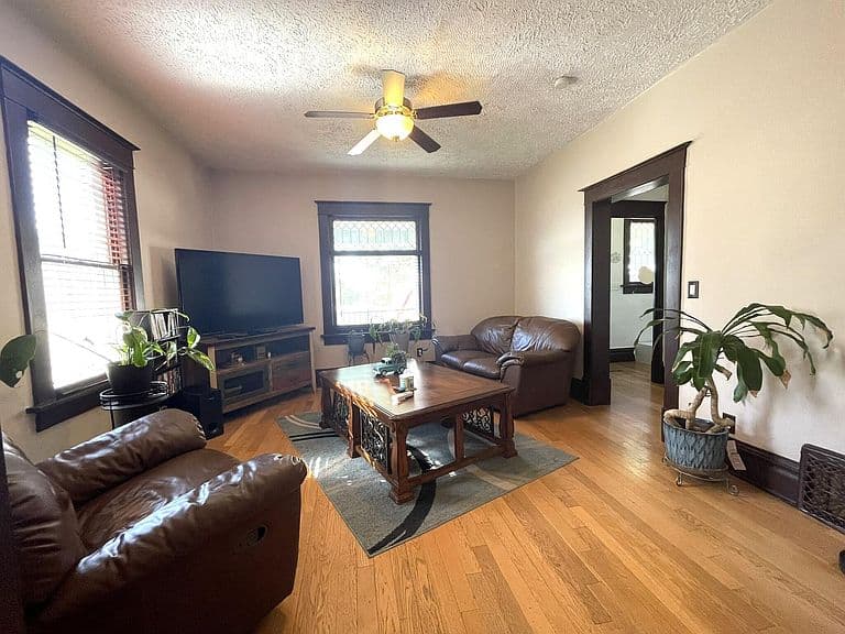 504 W Pleasant Dr photo 5