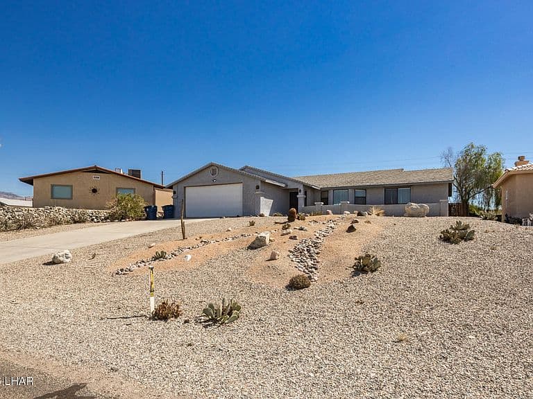2586 Inverness Dr photo 2